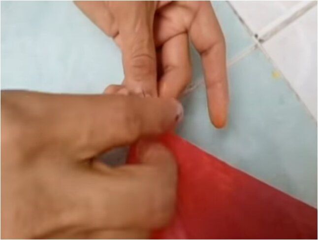 Como hacer papalote: paso 6. Insertar hilo