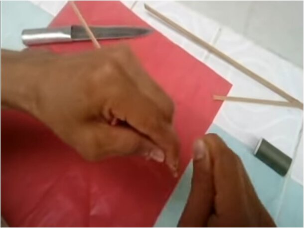 Como hacer papalote: paso 1. Atar cuerda