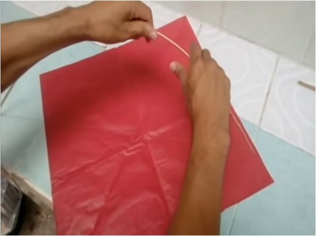 Como hacer papalote: paso 1. Doblar palo