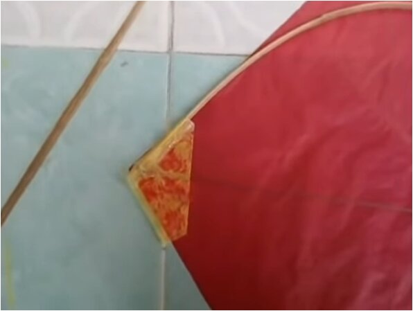Como hacer papalote: paso 3. Pegar esquinas
