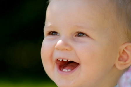 bebé con dientes nuevos