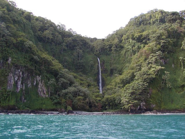 a_gorgeous_waterfall_on_isla_del_coco