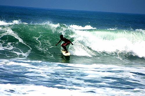 surfer-playa-azul-michoacan