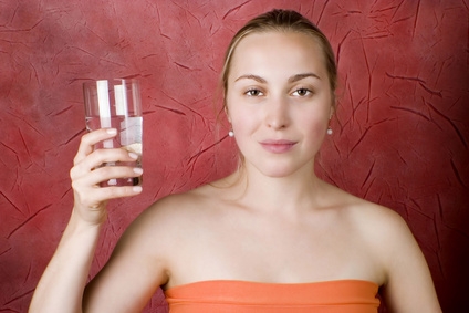 Beber mucha agua para obtener una tez clara