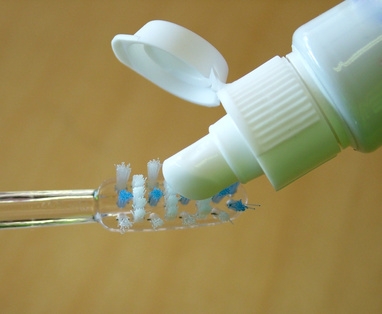 Utilizar pasta de dientes sobre el acné