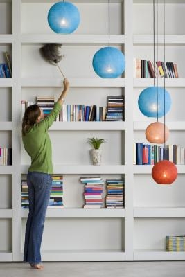 Cómo organizar decorativamente estantes de libros