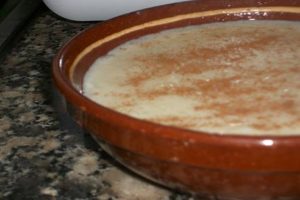 Arroz con leche en cuenco de barro