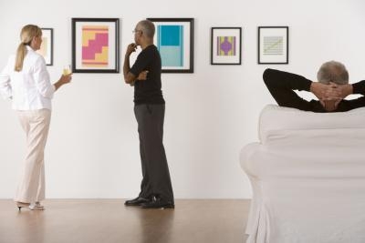 Organizar las fotografías en una pared del dormitorio
