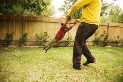 Tipo de césped para una zona de juegos