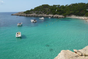Vacaciones en Ibiza, playa y fiesta 5