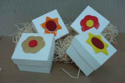 Haz cajas decorativas con cartón y papel adhesivo 1