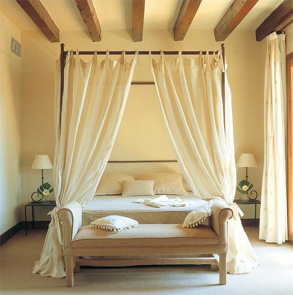 Cama con dosel