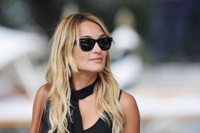 mujer con gafas de sol retro