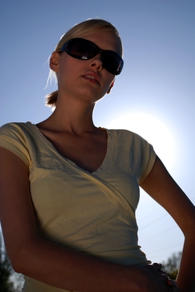 mujer con gafas de sol