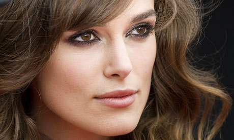 Keira Knightley con labios de color oscuro