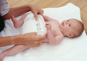 bebe en pañal