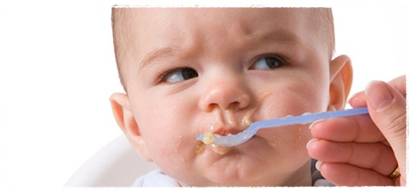 bebe comiendo enojado