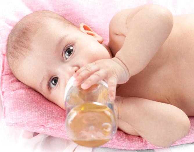 bebe toma agua
