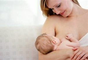 mama amamantando bebe