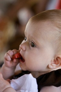 bebe comiendo fruta