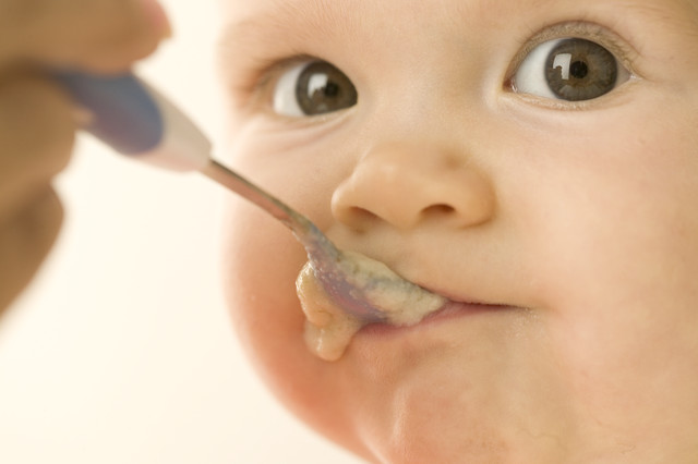 bebe comiendo