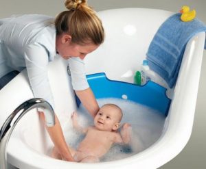 mama bañando bebe