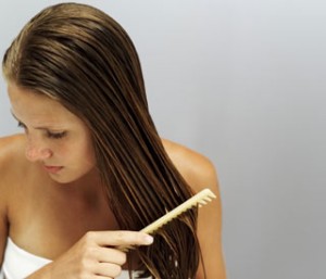 peinar el cabello húmedo