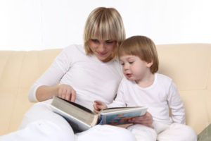 mama leyendo con su hijo