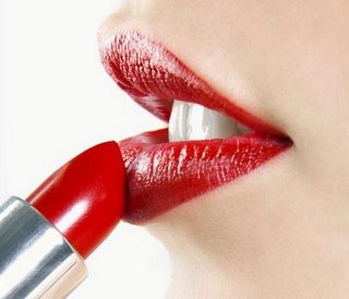 aplicar labial rojo