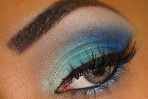 Colorimetría con cabello negro y ojos azules o verdes 5