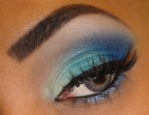 Colorimetría con cabello negro y ojos azules o verdes 1