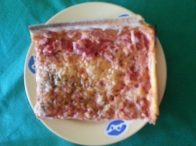 Pizza con salsa picante, jamón dulce, bacon y queso