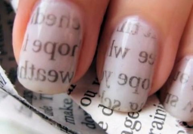uñas impresas de periódico