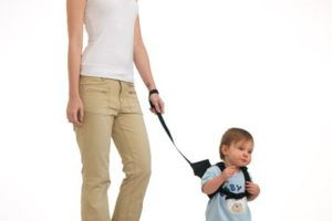 bebé caminando con mamá