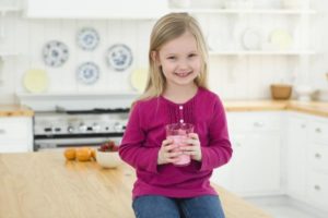niña tomando licuado
