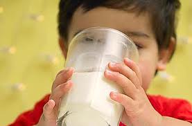 niño tomando licuado