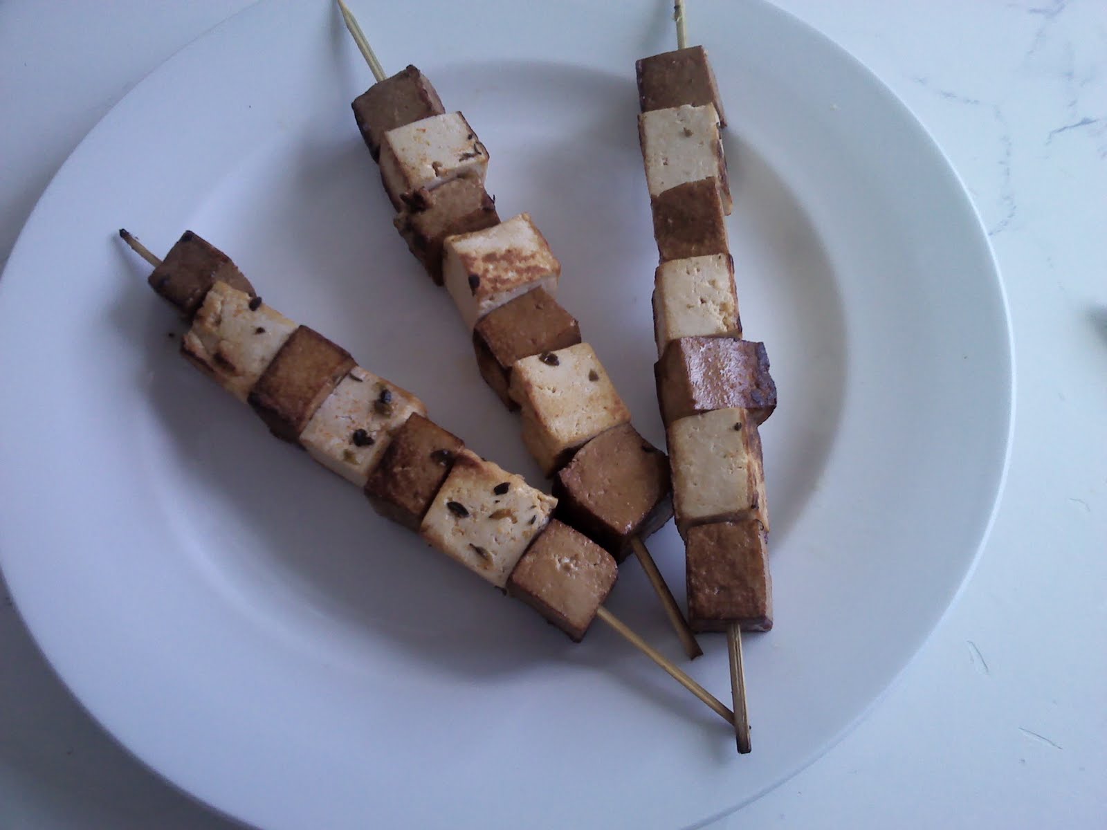Brochetas de tofu caramelizadas con salsa de soja