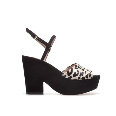 Cuñas con print animal de Zara