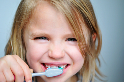 niña cepillando dientes