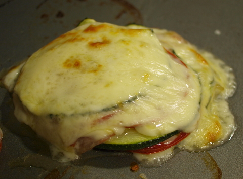 Milhojas de calabacín y tomate con queso