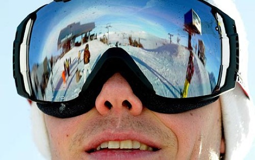 persona con gafas de esqui