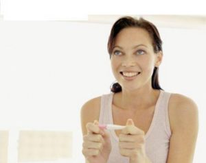 mujer con prueba de embarazo