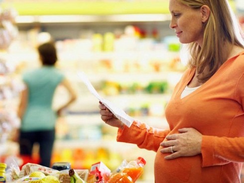 Los alimentos que no debes ingerir durante el embarazo