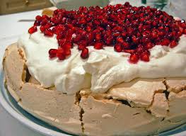 Tarta de frutas y granada con merengue