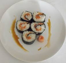 Rollitos de sushi con salmón ahumado