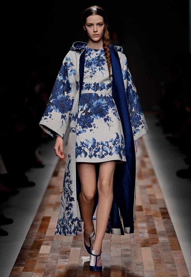 La colección de Valentino se viste de azul