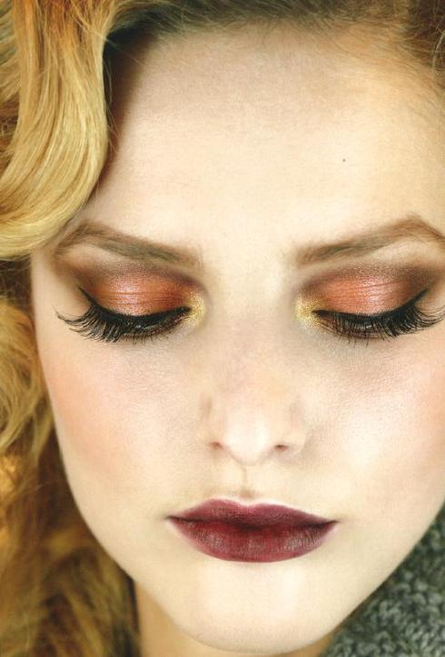 Maquillaje de ojos dorado para Navidad