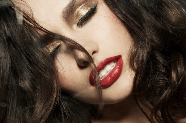 Maquillaje de ojos dorado para Navidad