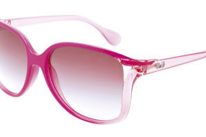 Moderna y siempre joven con las gafas de sol de D&G