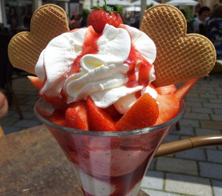 Copas de helado con fresas Copas de helado